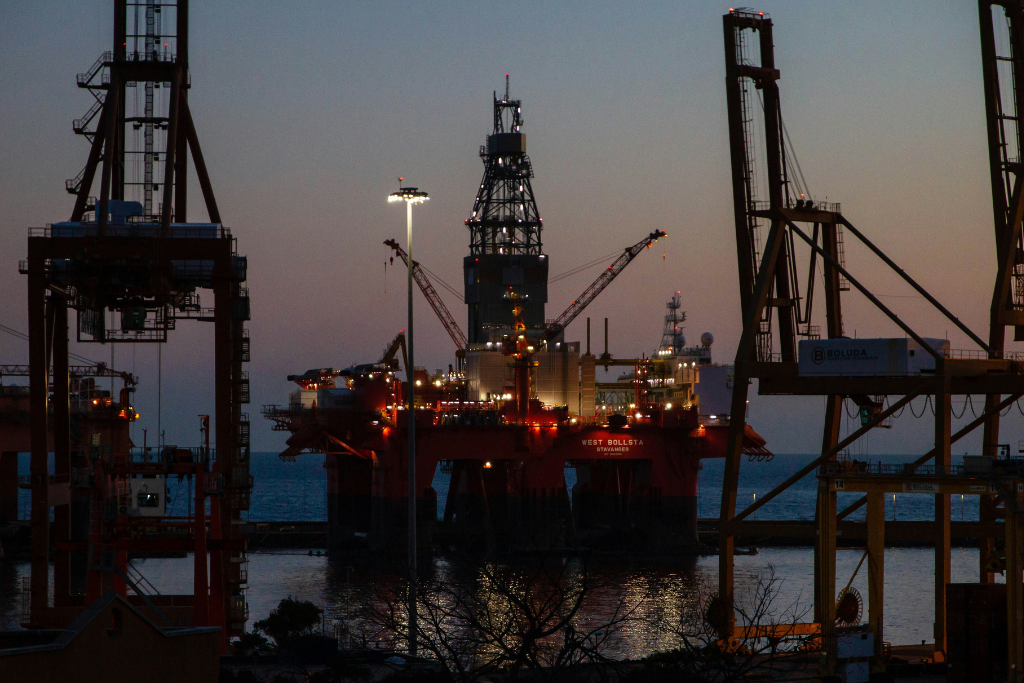 Silhouettes of oil drilling rigs at sunset, representing Intervoices Global’s technical translation services for the upstream and downstream energy industry.